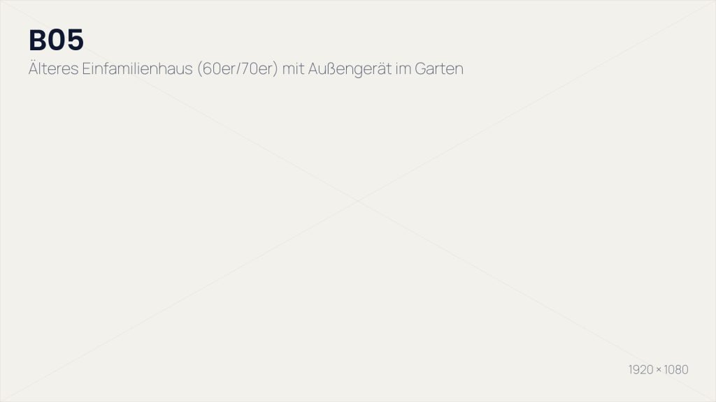 Wärmepumpe im Garten eines älteren Einfamilienhauses